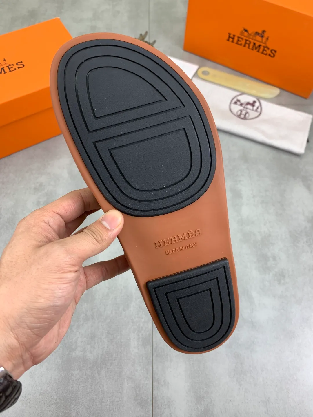 Men's shoes 💰P440 New [HERMES] high-end quality new Hermès slippers, made of imported calfskin, wear-resistant and non-slip rubber outsole. Fashionable and elegant code number: 39-44 (38 45 46 customized)